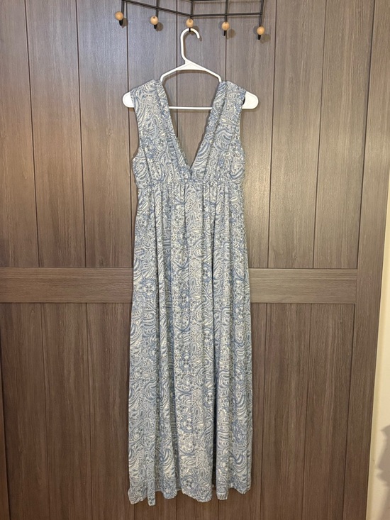 H&M Dresses & Skirts - H&M Blue Paisley V-Neck Maxi Dress Size 8